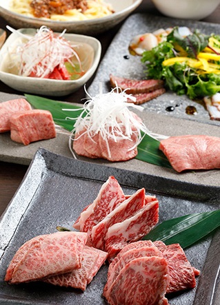 和牛の焼肉を韓国風コースで楽しむ